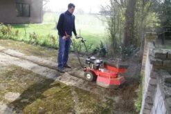 TIELBURGER TW50S ONKRUIDBORSTELMACHINE | B&S 850 IC INDUSTRIE -Gazon Gereedschap Winkel Tielburger onkruidmachine foto 2